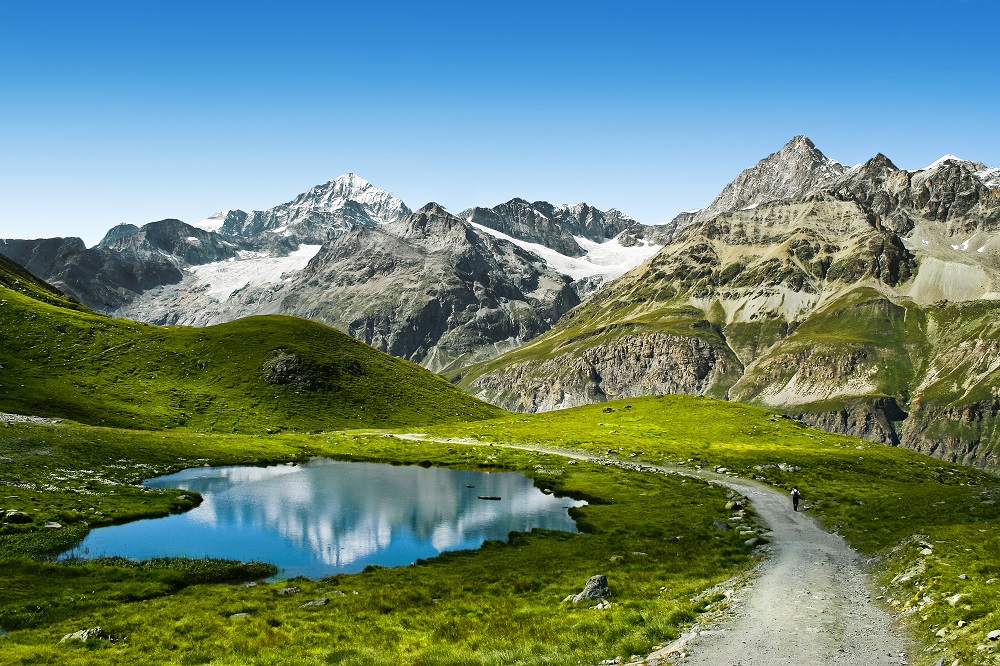 Turistická trasa poblíž Matterhornu, švýcarské Alpy